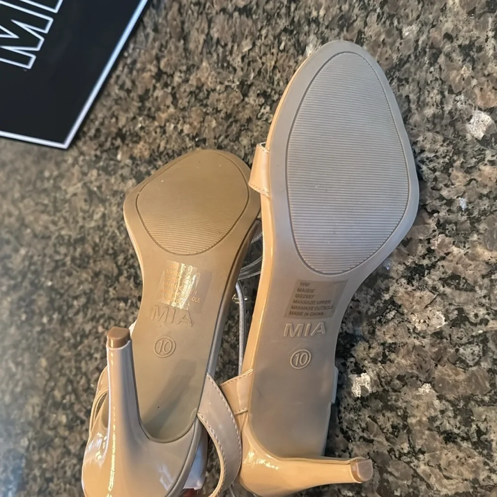 MIA Maisie nude patent leather strappy open toe heel NIB 10